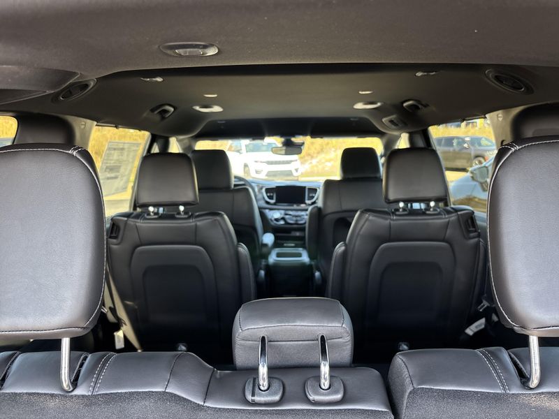 New 2026 Chrysler Pacifica SelectImage 16