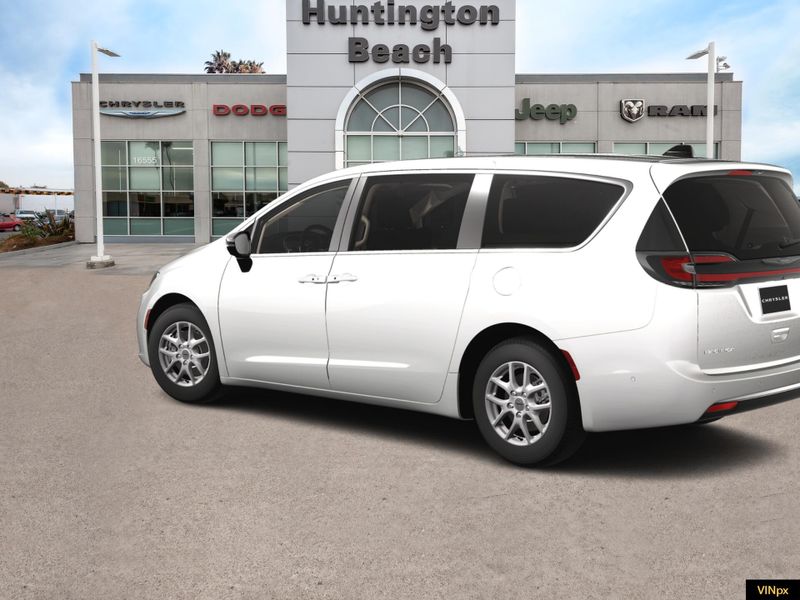 2024 Chrysler Pacifica Touring LImage 4