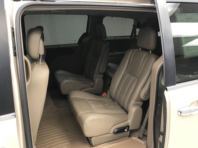 2015 Chrysler Town & Country Touring-LImage 13