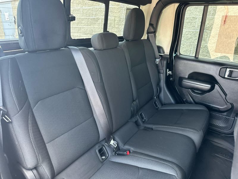 2021 Jeep Gladiator Willys photo 10