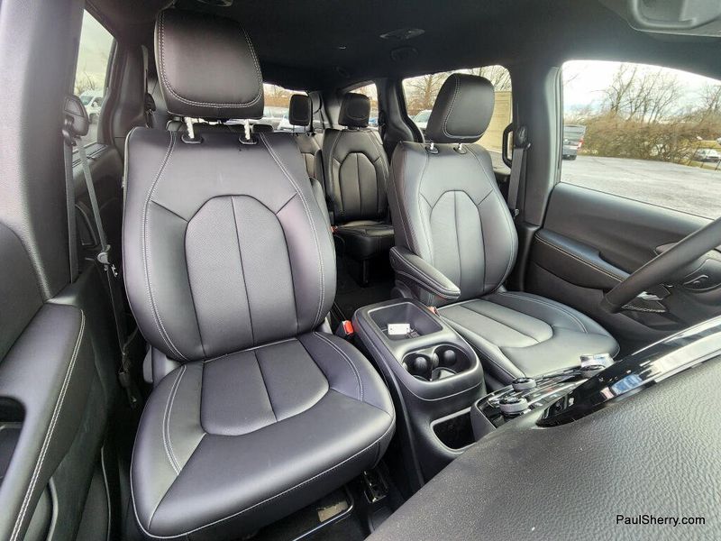 New 2026 Chrysler Voyager Lx