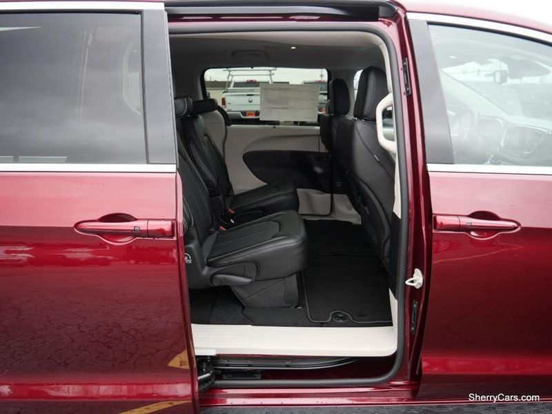 2023 Chrysler Pacifica Touring LImage 32