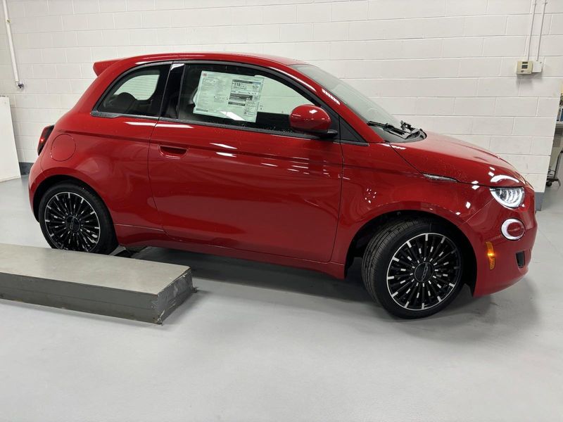 2024 Fiat 500e Inspi(red)Image 7