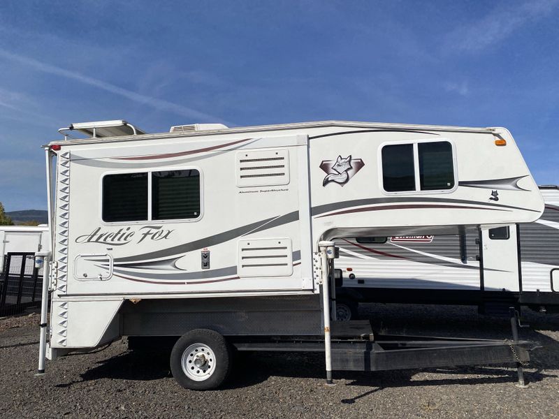 Used 2012 ARCTIC FOX 990 Image 2