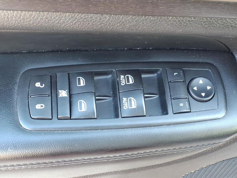 Used 2017 Jeep Grand Cherokee LaredoImage 18