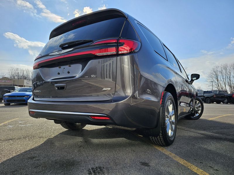 Used 2022 Chrysler Pacifica Touring LImage 5