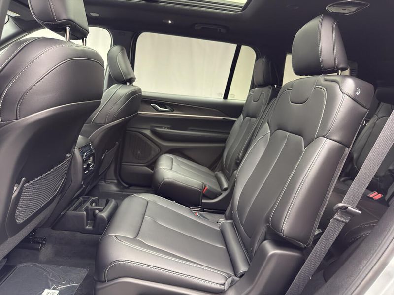 New 2025 Jeep Grand Cherokee L Limited 4x4Image 11