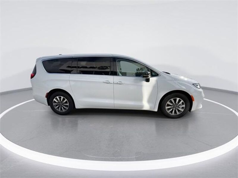 New 2024 Chrysler Pacifica Plug-in Hybrid SelectImage 9
