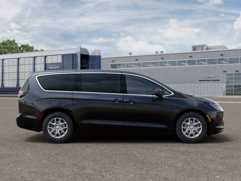 New 2027 Chrysler Pacifica SelectImage 12