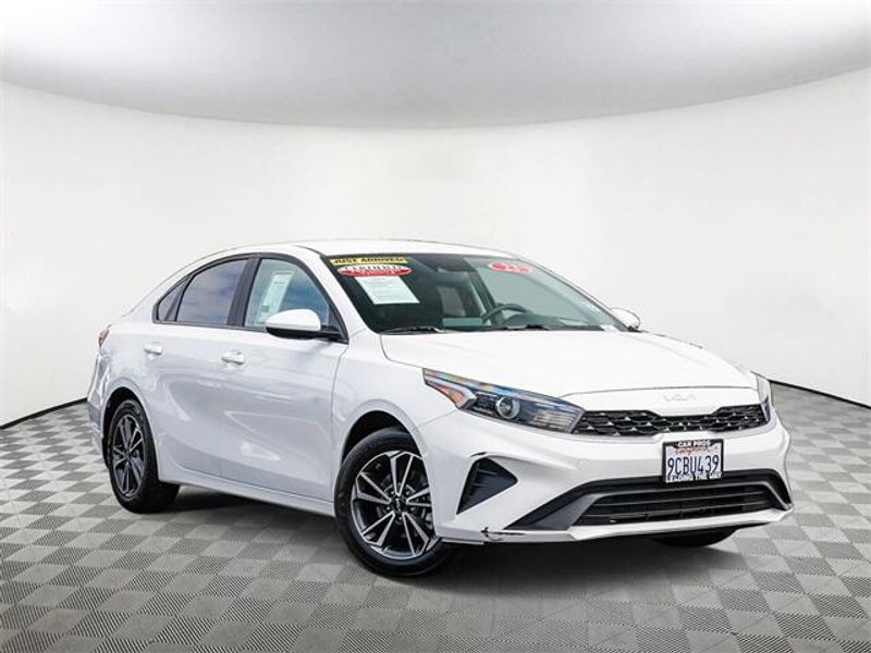 2023 Kia Forte LXSImage 2