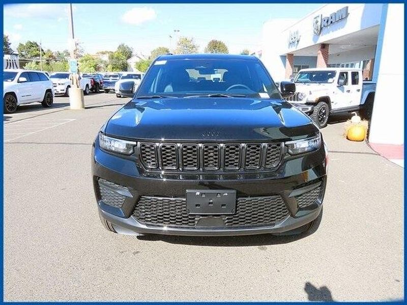 2025 Jeep Grand Cherokee Altitude photo 2