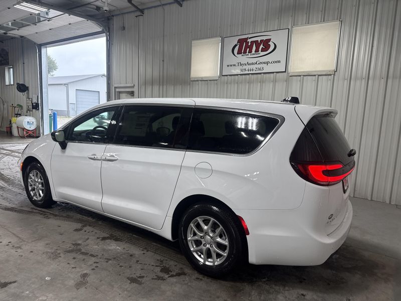 New 2027 Chrysler Pacifica SelectImage 12
