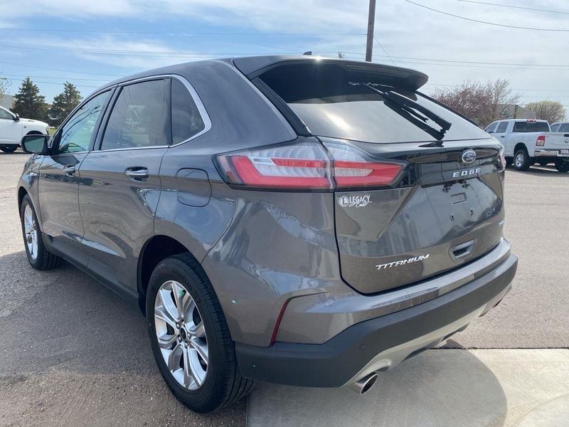 2024 Ford Edge Titanium photo 3