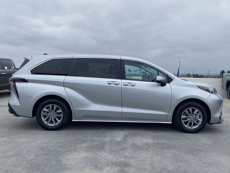 2024 Toyota Sienna LEImage 3