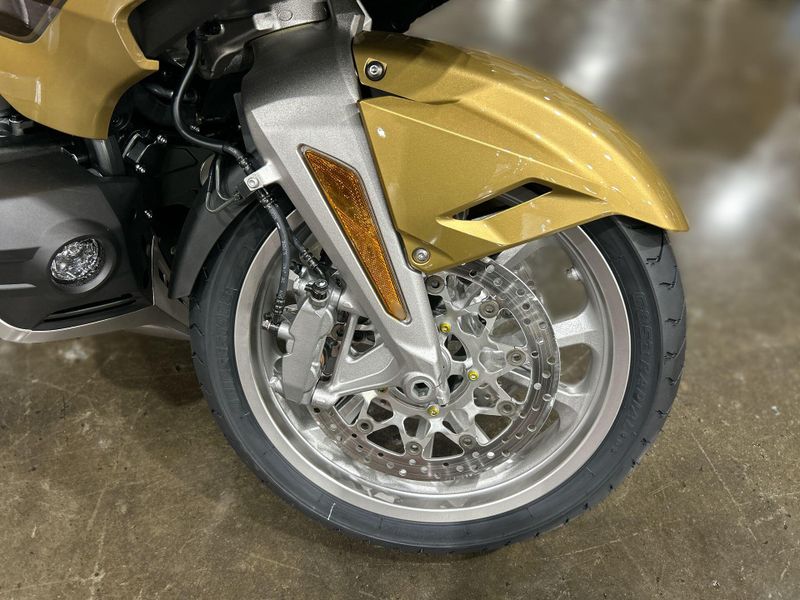 2025 Honda GOLDWING TOUR DCT Image 25