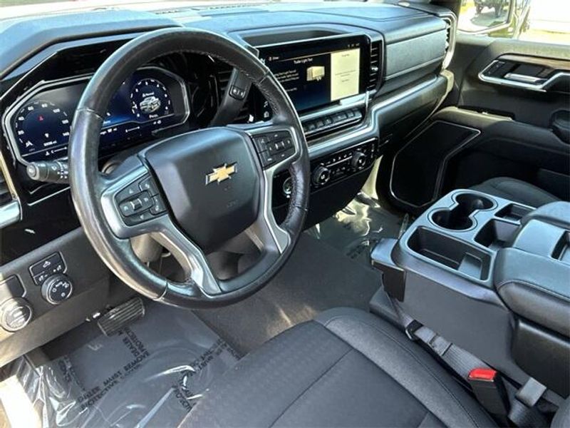2022 Chevrolet Silverado LT photo 17