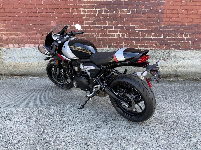 2026 Triumph THRUXTON 400