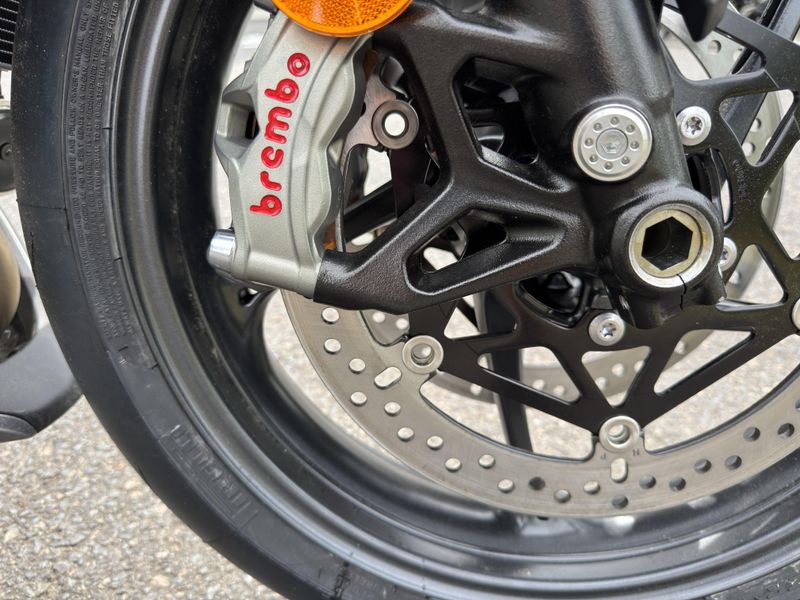 2025 Triumph Street Triple 765 RS - SILVER ICE 