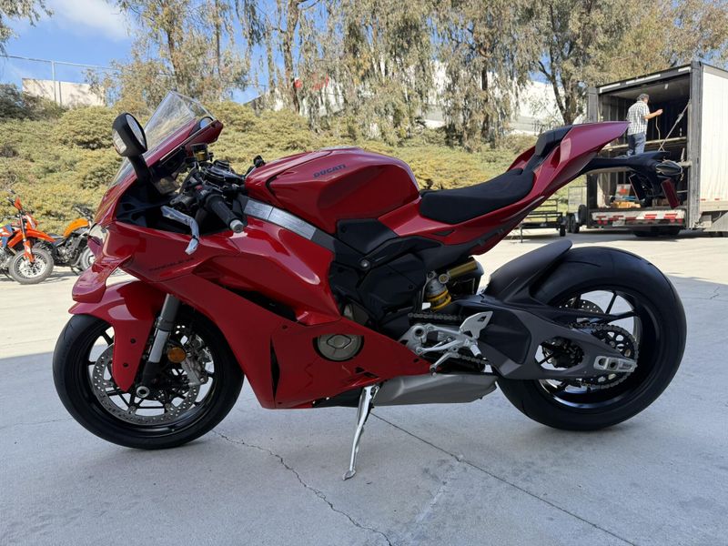 New 2025 Ducati PANIGALE V4 Image 15