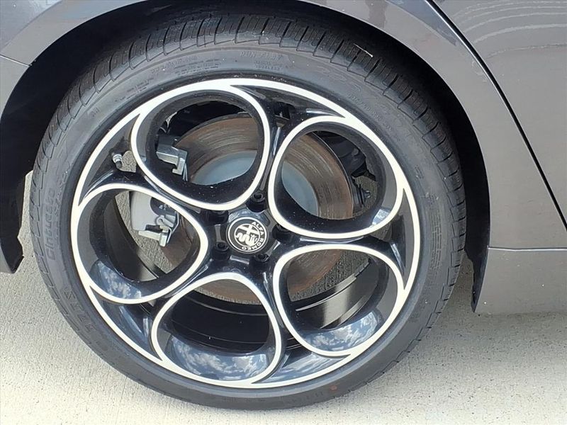 New 2025 Alfa Romeo Giulia AWDImage 6