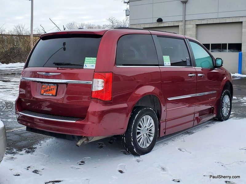 2016 Chrysler Town & Country Touring-LImage 10