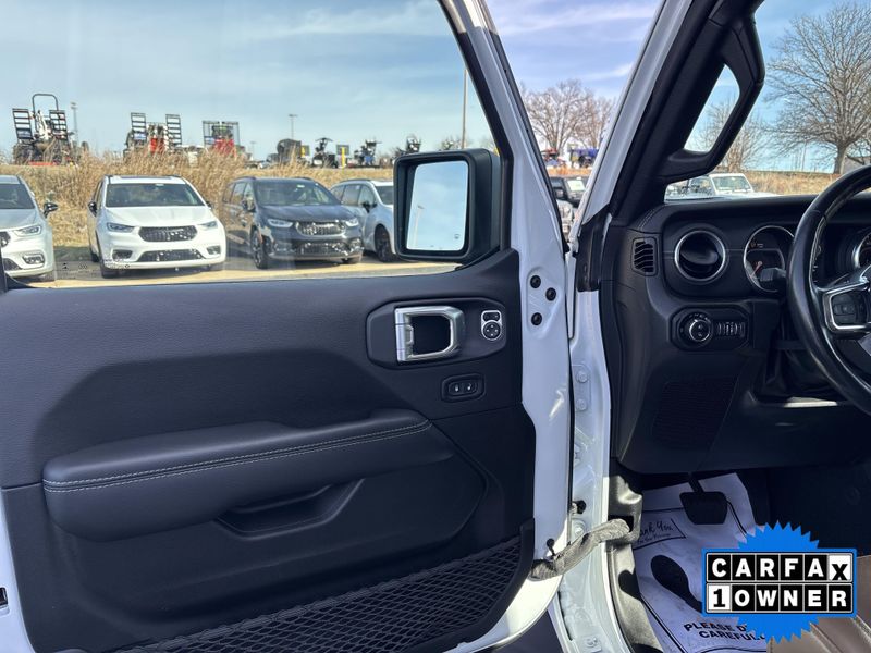 Used 2022 Jeep Gladiator OverlandImage 20