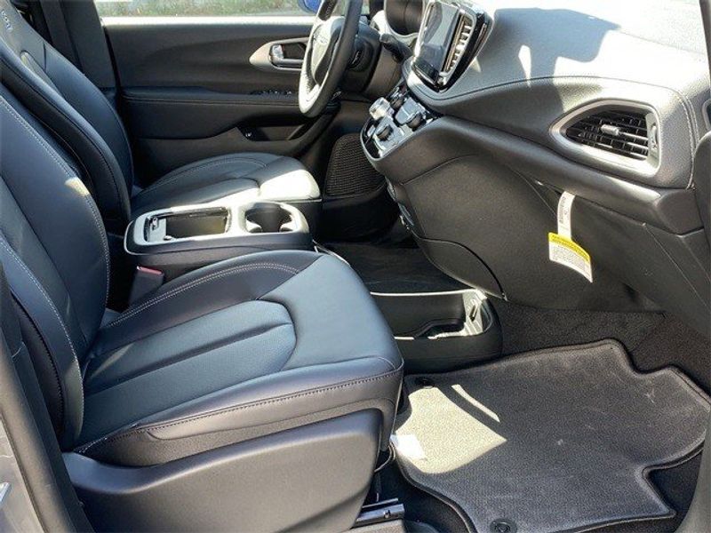 2023 Chrysler Pacifica Plug-in Hybrid Touring LImage 9