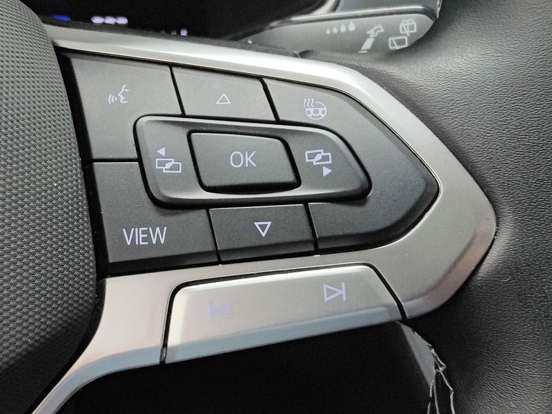 Used 2025 Volkswagen Taos SE AWD w/SunroofImage 29