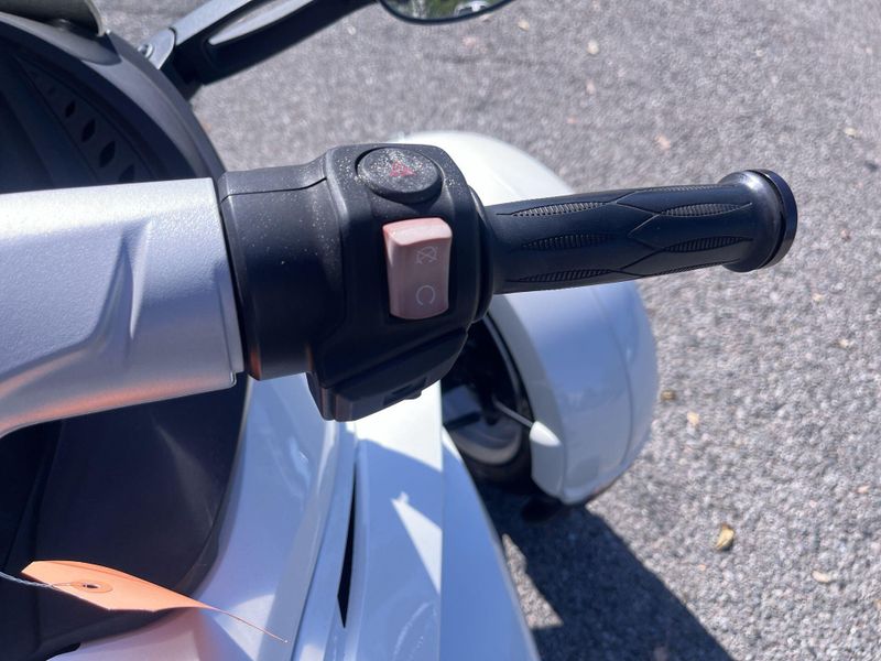 Used 2014 Can-Am RD SPYDER RS 991 SE5 WP 14 CALI Image 25