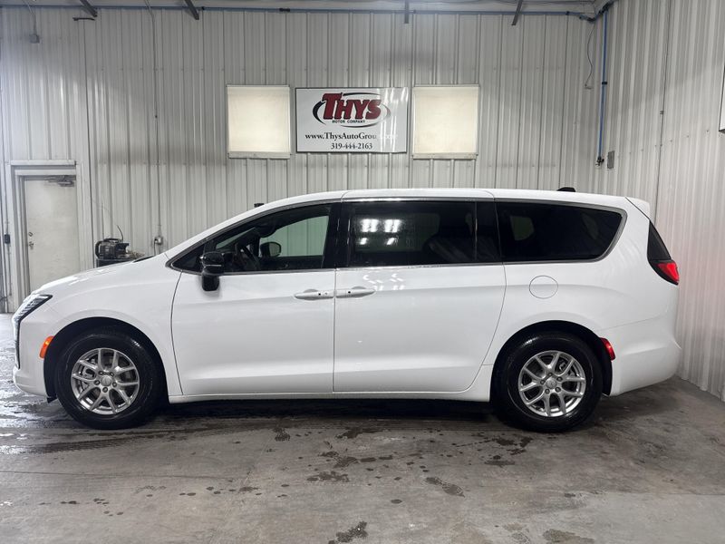 New 2027 Chrysler Pacifica SelectImage 13