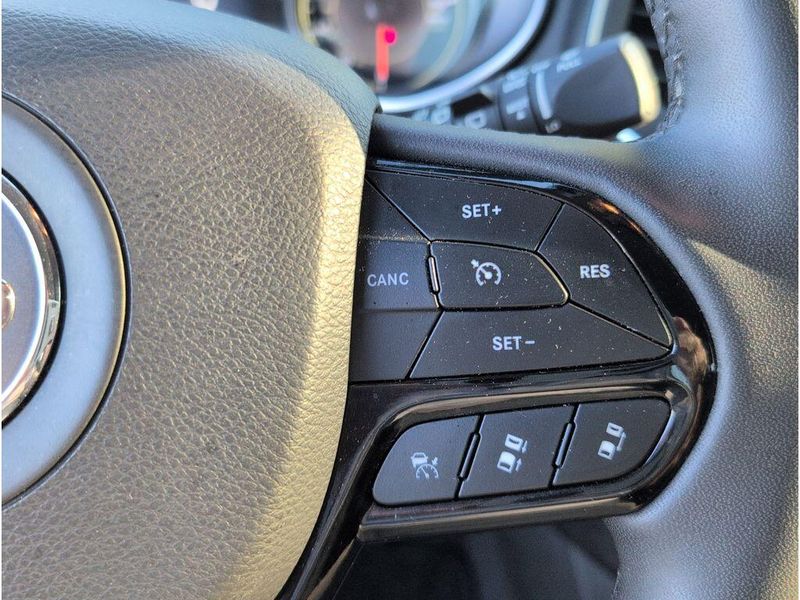 Used 2023 Jeep Cherokee Altitude LuxImage 23