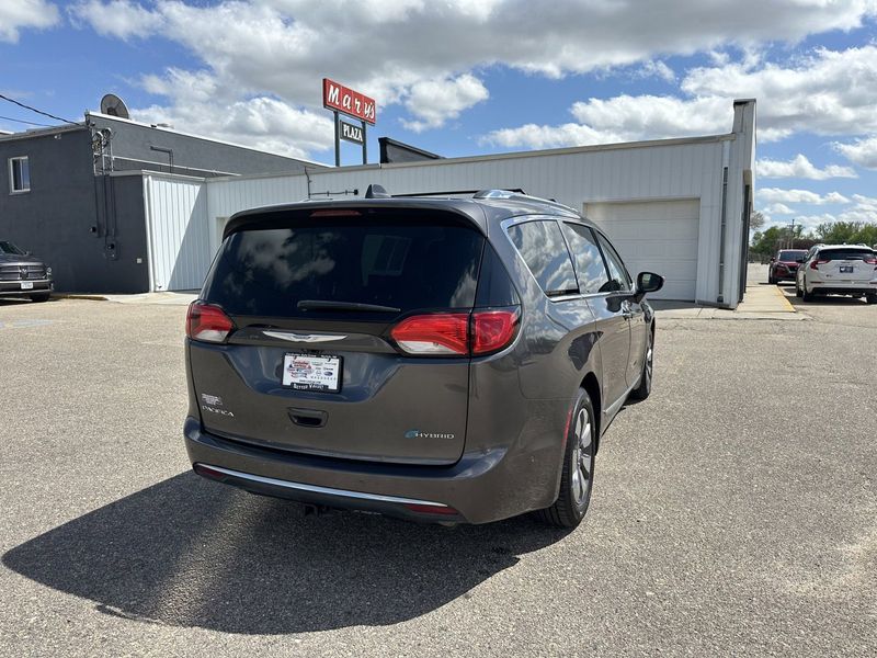 2018 Chrysler Pacifica Hybrid LimitedImage 11