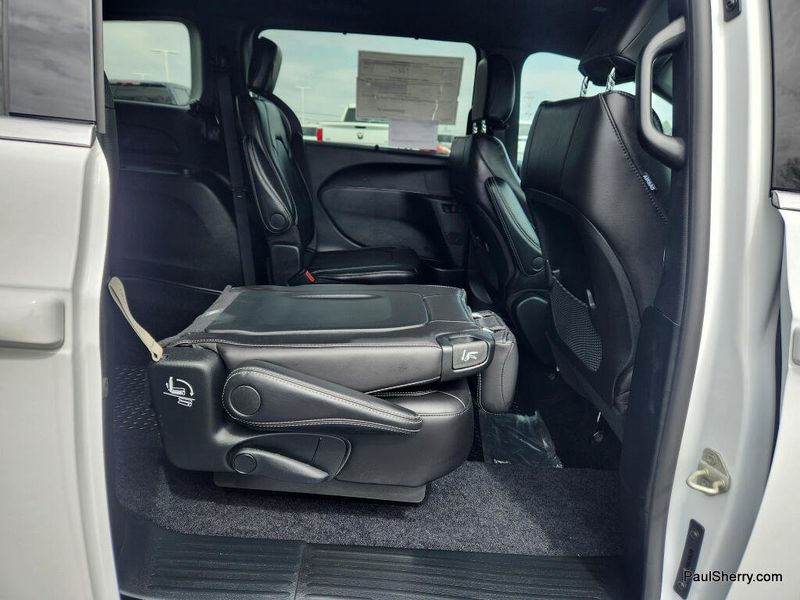 New 2026 Chrysler Voyager Lx