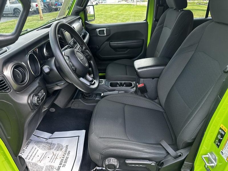 2021 Jeep Gladiator Sport photo 9