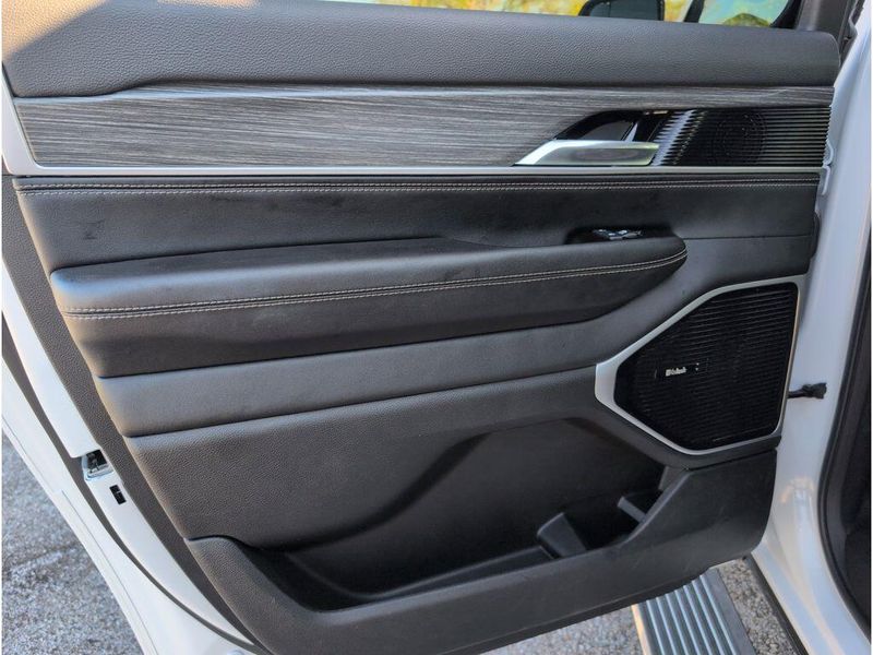 2023 Jeep Wagoneer L Series IIIImage 32