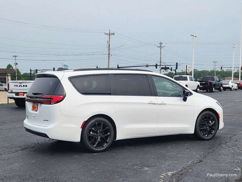 New 2027 Chrysler Pacifica Limited