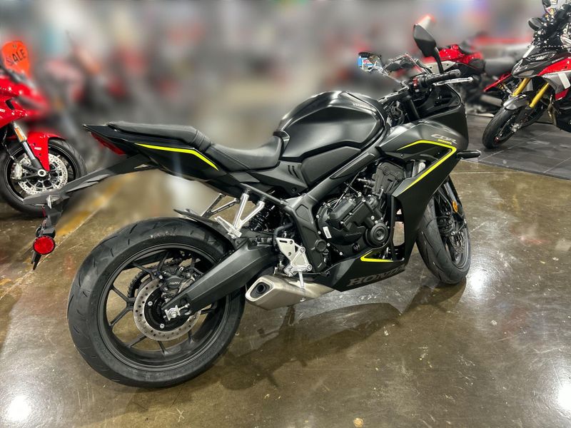 New 2026 Honda CBR650R E-CLUTCH Image 13