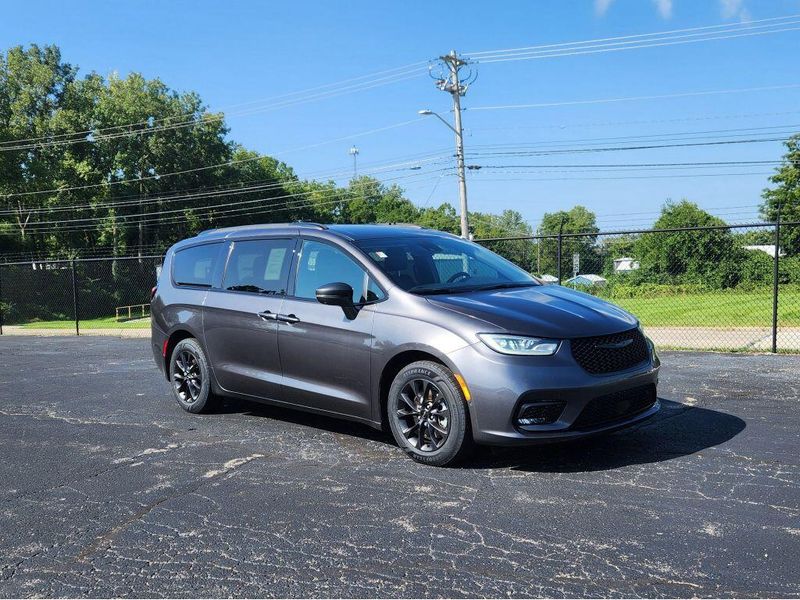 Used 2021 Chrysler Pacifica Touring L S