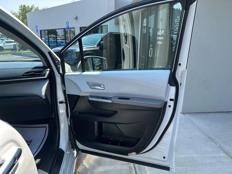 2025 Toyota Sienna XLEImage 18