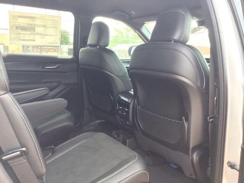2025 Jeep Grand Cherokee L Altitude 4x2Image 16