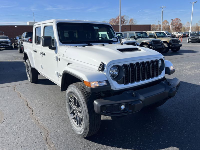 New 2026 Jeep Gladiator Sport S 4x4Image 3