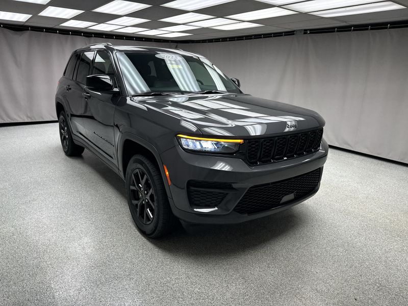 Used 2025 Jeep Grand Cherokee Altitude XImage 23