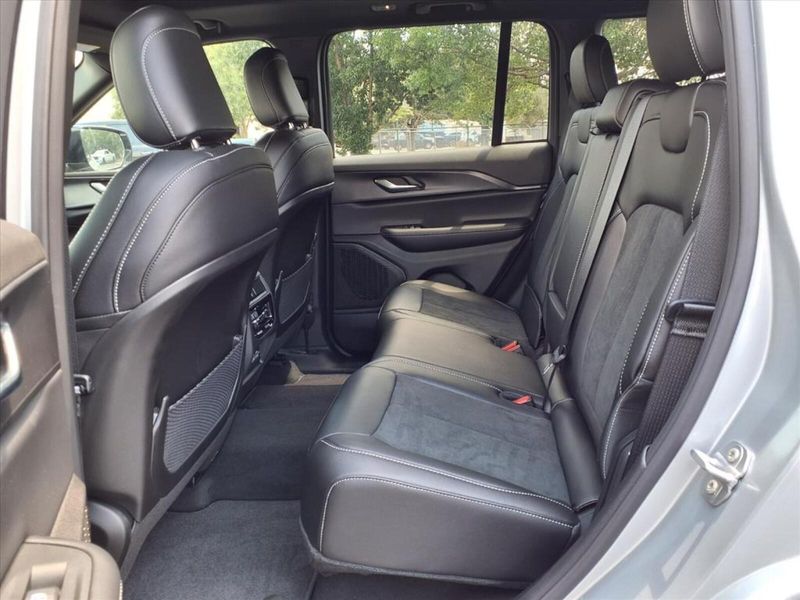 2025 Jeep Grand Cherokee Altitude photo 8