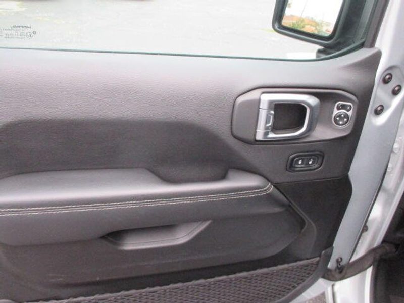 Used 2023 Jeep Gladiator OverlandImage 15