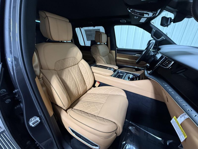 2026 Jeep Grand Wagoneer Summit Reserve 4x4Image 14