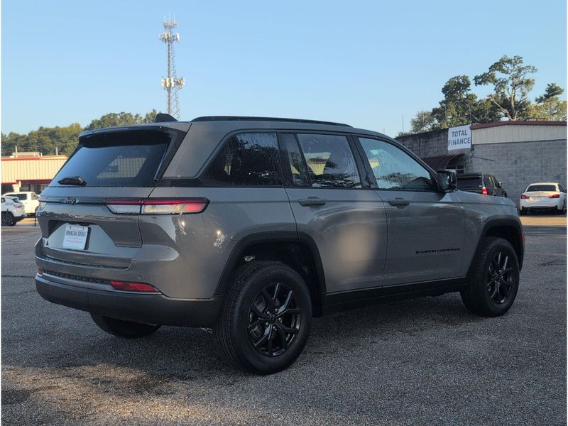 New 2027 Jeep Grand Cherokee Laredo AltitudeImage 5