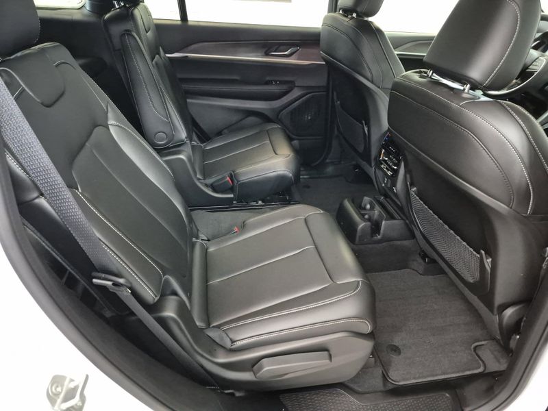 New 2025 Jeep Grand Cherokee L Limited 4x4Image 8