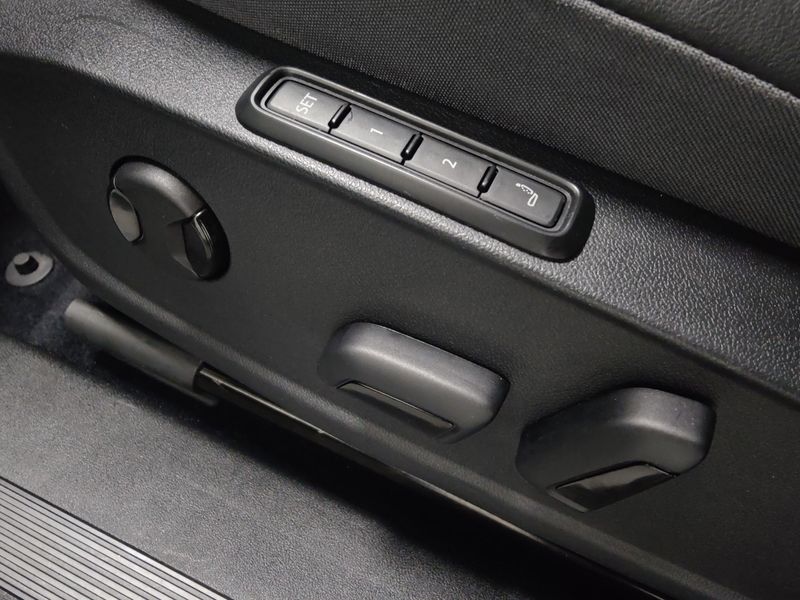 Used 2023 Volkswagen ID.4 Pro S AWD Long Range w/Glass RoofImage 17