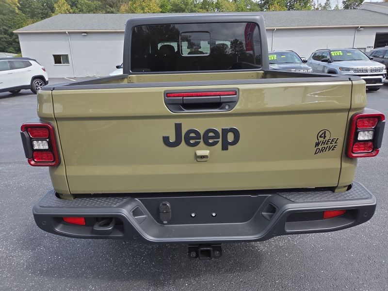 2025 Jeep Gladiator Willys photo 3
