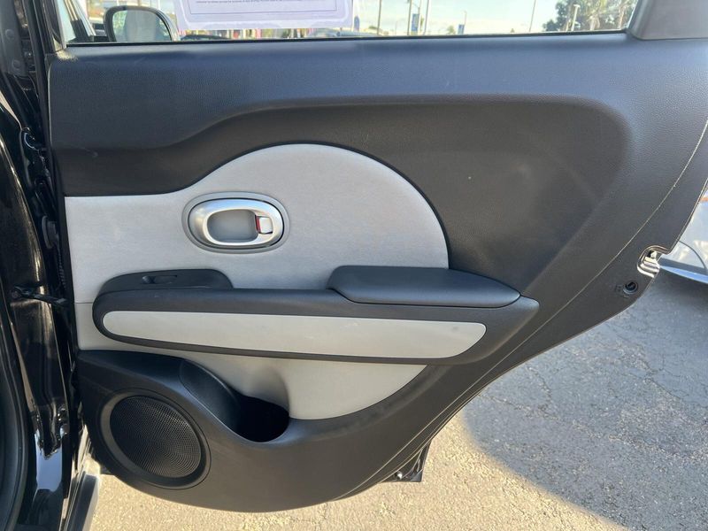 2016 Kia Soul BaseImage 19